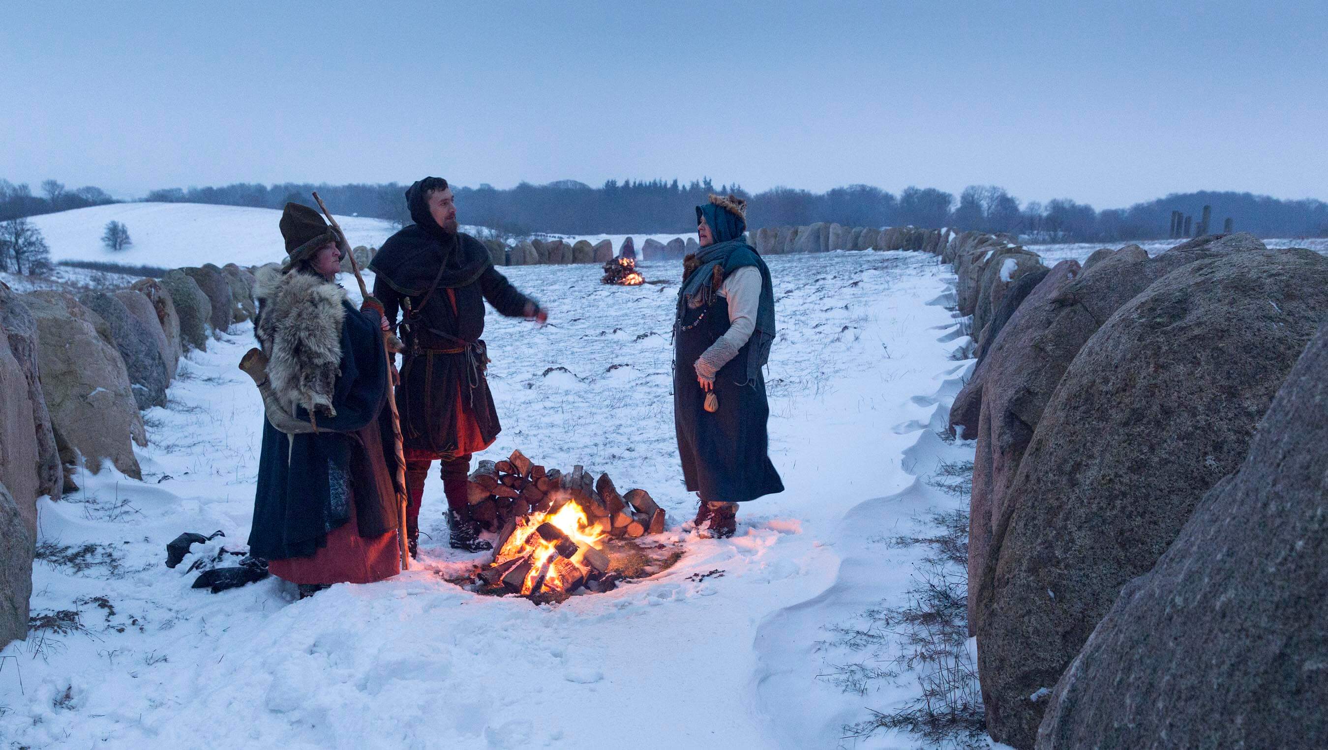 Udklædte vikingeentusiaster fejrer solhverv med bål i sneen
